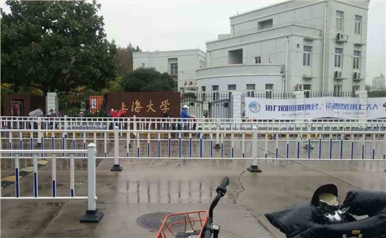 上海大學(xué)校門