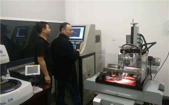 上海（上海大學(xué)）線切割機床現(xiàn)場培訓(xùn)照片